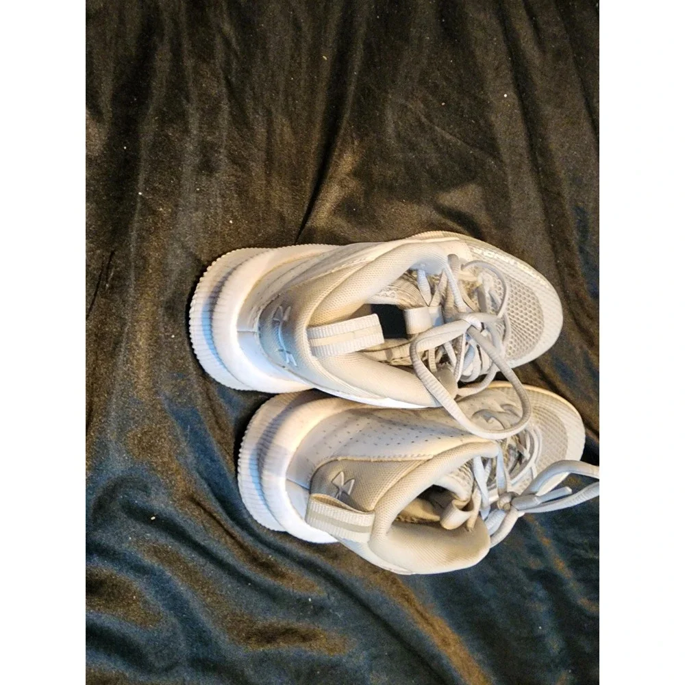 Under Armour Mens Basketball Shoes Grey White Mid Top Sneakers Athletic Training